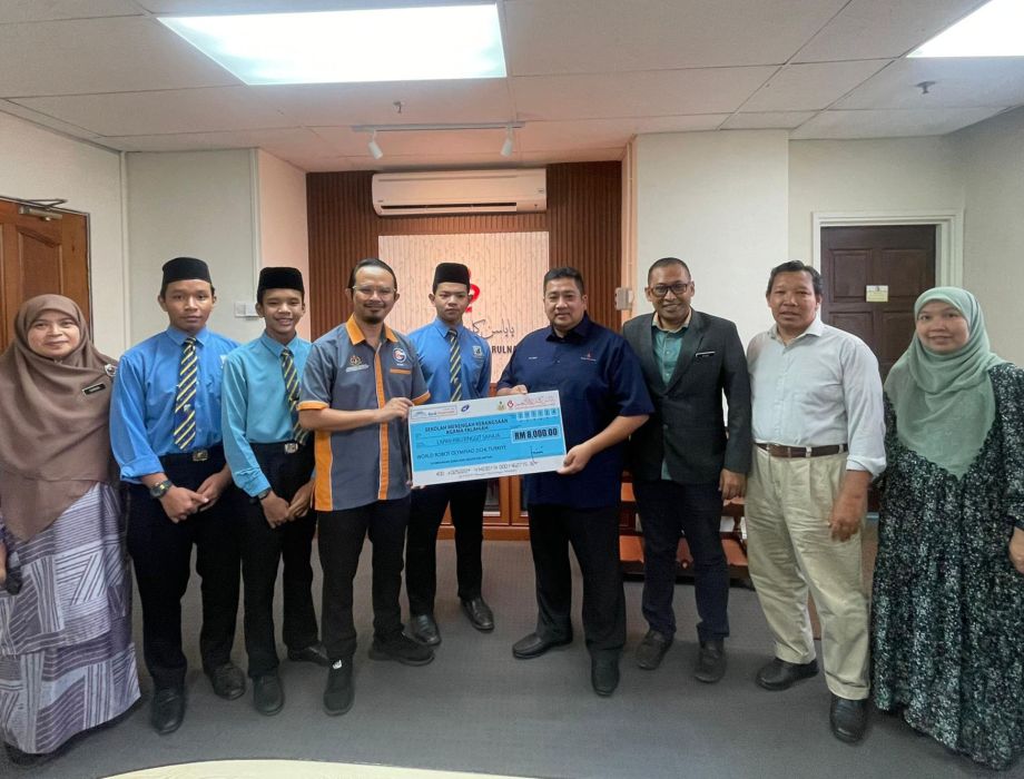 Penyampaian sumbangan penajaan kepada Pasukan Robotik SMKA Falahiah, Pasir Pekan Tumpat