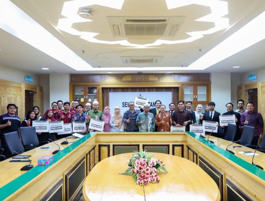 MAJLIS RAMAH MESRA DAN PENYAMPAIAN SUMBANGAN KEPADA PERSATUAN- PERSATUAN MAHASISWA ANAK KELANTAN.